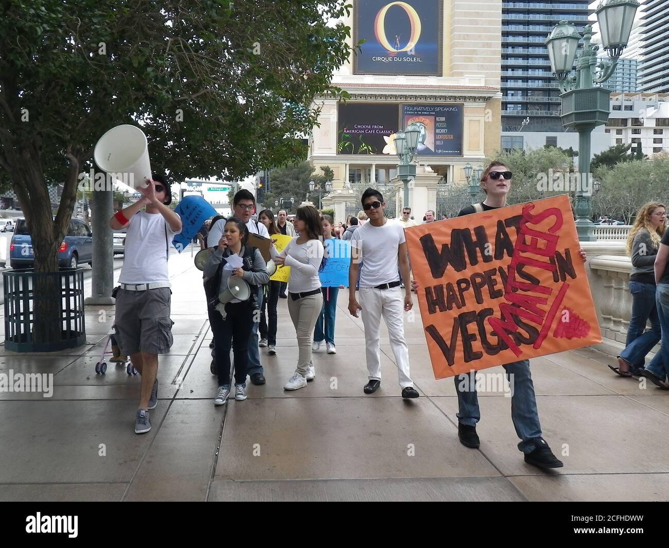 Les manifestants sur le trottoir du Strip de Las Vegas protestent contre les coupures potentielles dans l'enseignement supérieur, Las Vegas, Clark County, Nevada. Banque D'Images