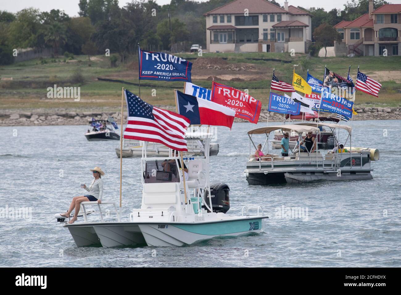 Lakeway, Texas USA 5 septembre 2020 : un défilé de bateaux pour montrer son soutien à la presse américaine Donald Trump a attiré des centaines de motomarines de toutes tailles, la plupart volant de plusieurs drapeaux de Trump. Plusieurs bateaux ont été submergés dans les énormes ébarges qui ont été piétinés par la flottille, mais aucune blessure n'a été signalée. Crédit : ©Bob Daemmrich/Alamy Live News Banque D'Images