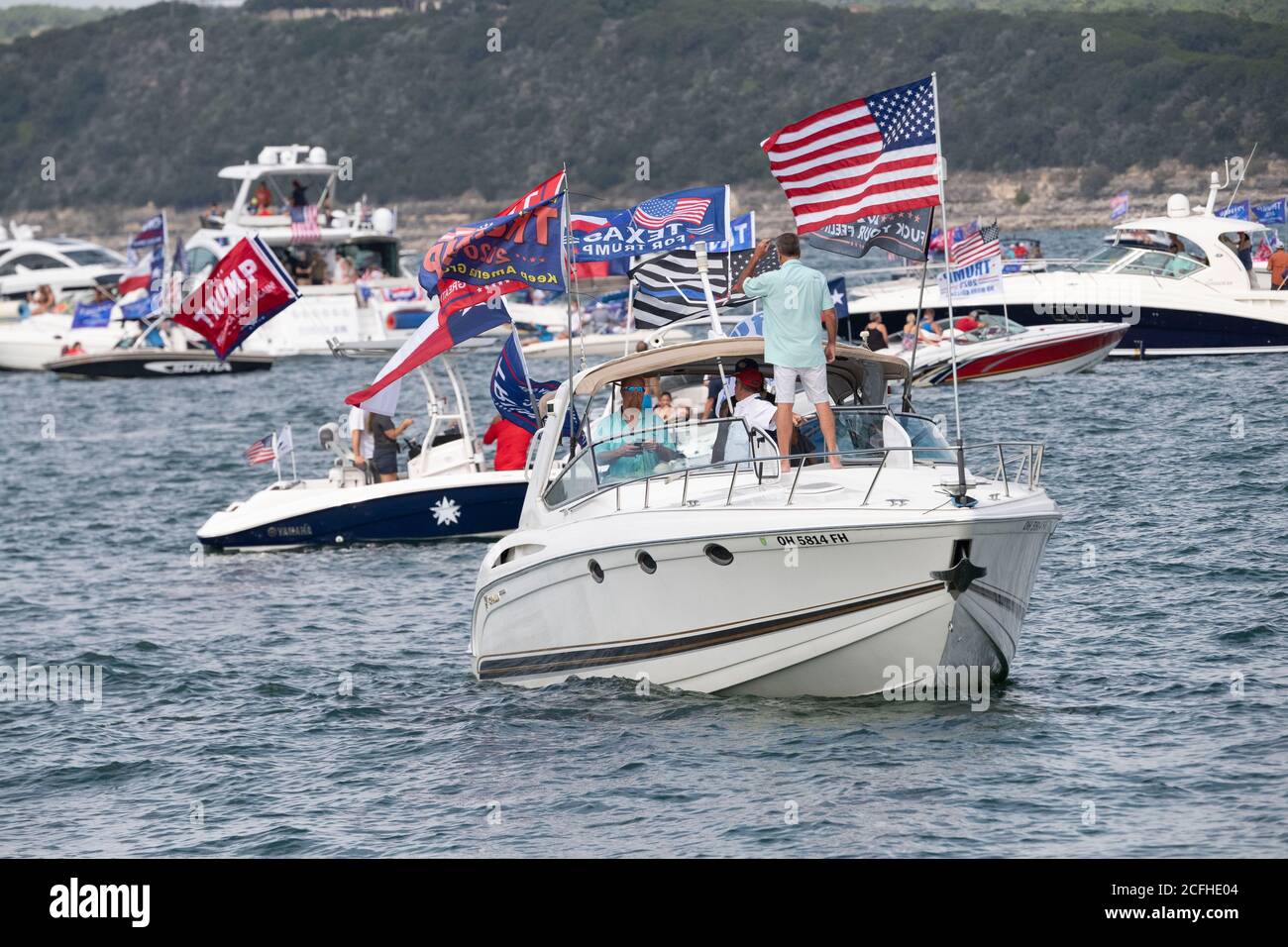 Lakeway, Texas USA 5 septembre 2020 : un défilé de bateaux pour montrer son soutien à la presse américaine Donald Trump a attiré des centaines de motomarines de toutes tailles, la plupart volant de plusieurs drapeaux de Trump. Plusieurs bateaux ont été submergés dans les énormes ébarges qui ont été piétinés par la flottille, mais aucune blessure n'a été signalée. Crédit : ©Bob Daemmrich/Alamy Live News Banque D'Images
