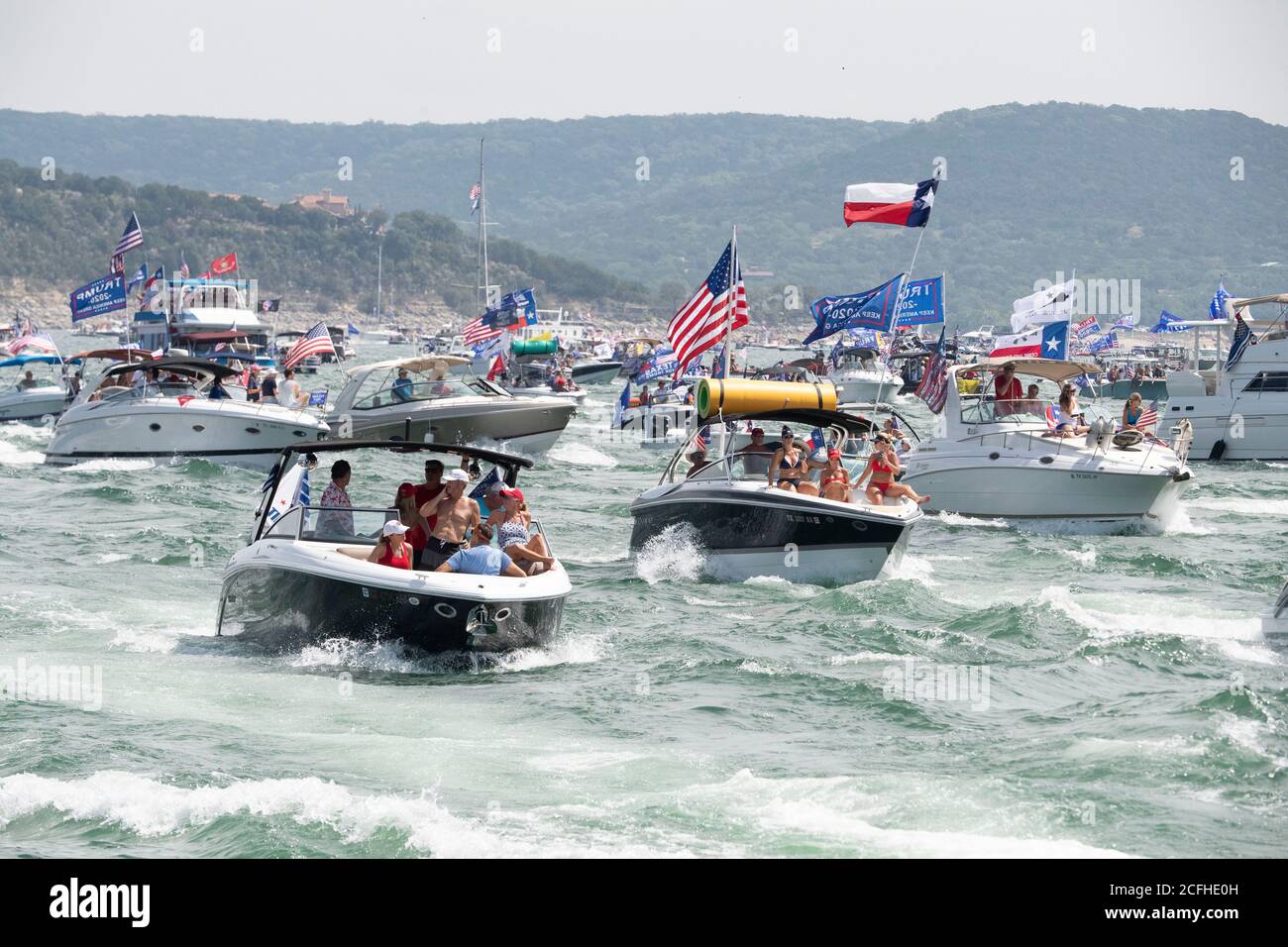 Lakeway, Texas USA 5 septembre 2020 : un défilé de bateaux pour montrer son soutien à la presse américaine Donald Trump a attiré des centaines de motomarines de toutes tailles, la plupart volant de plusieurs drapeaux de Trump. Plusieurs bateaux ont été submergés dans les énormes ébarges qui ont été piétinés par la flottille, mais aucune blessure n'a été signalée. Crédit : ©Bob Daemmrich/Alamy Live News Banque D'Images