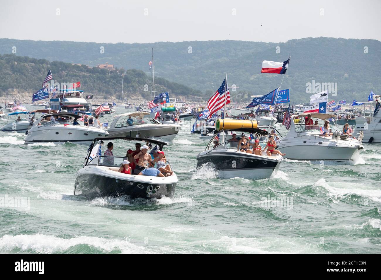 Lakeway, Texas USA 5 septembre 2020 : un défilé de bateaux pour montrer son soutien à la presse américaine Donald Trump a attiré des centaines de motomarines de toutes tailles, la plupart volant de plusieurs drapeaux de Trump. Plusieurs bateaux ont été submergés dans les énormes ébarges qui ont été piétinés par la flottille, mais aucune blessure n'a été signalée. Crédit : ©Bob Daemmrich/Alamy Live News Banque D'Images