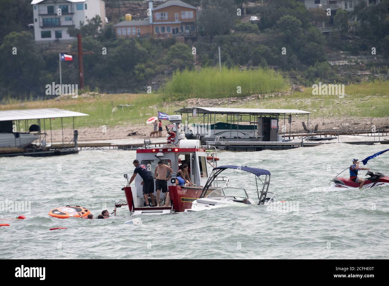 Lakeway, Texas États-Unis 5 septembre 2020 : un petit bateau de plaisance est partiellement submergé après avoir été submergé par de grandes vagues piétinées par des éréveil d'embarcations participant à une parade de bateaux pro-Donald Trump sur le lac Travis. Au total, cinq bateaux ont été submergés ou coulés pendant la fin de semaine de la fête du travail, qui a attiré des centaines de plaisanciers. Banque D'Images