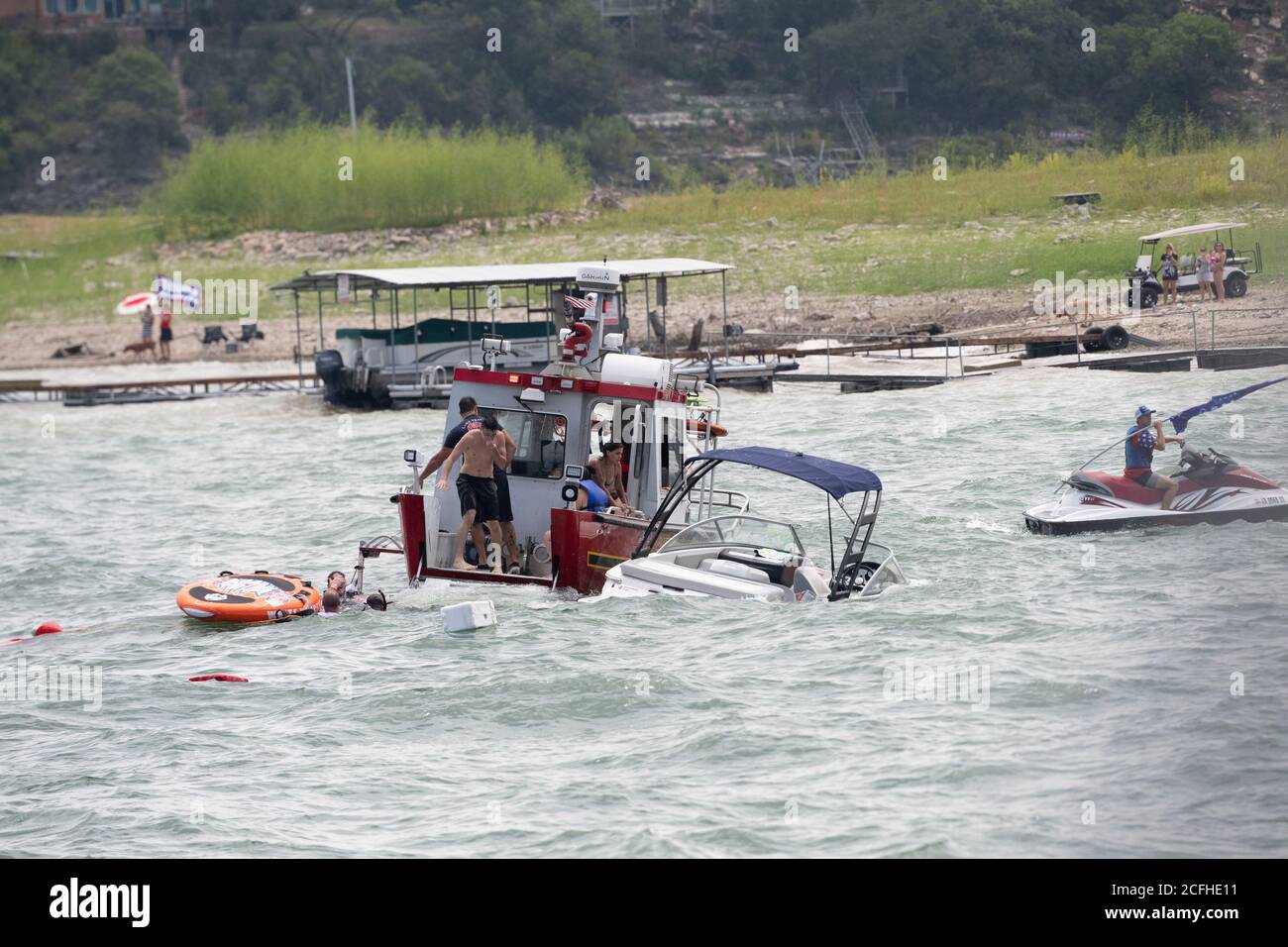 Lakeway, Texas États-Unis 5 septembre 2020 : un petit bateau de plaisance est partiellement submergé après avoir été submergé par de grandes vagues piétinées par des éréveil d'embarcations participant à une parade de bateaux pro-Donald Trump sur le lac Travis. Au total, cinq bateaux ont été submergés ou coulés pendant la fin de semaine de la fête du travail, qui a attiré des centaines de plaisanciers. Banque D'Images