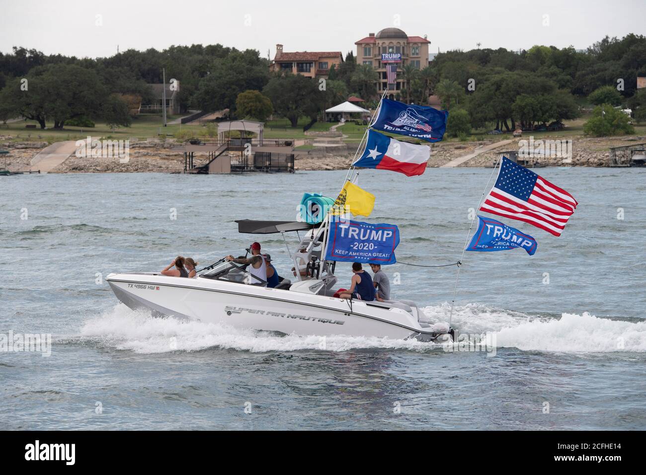Lakeway, Texas États-Unis 5 septembre 2020 : des drapeaux volants de plaisancier soutenant le président américain Donald Trump participent à une parade de bateaux pro-Trump qui a attiré des centaines de motomarines de toutes tailles. Plusieurs bateaux ont été submergés ou coulés par les énormes vagues qui ont été piétinées par les sillages de la flottille, mais aucune blessure n'a été signalée. Crédit : Bob Daemmrich/Alay Live News Banque D'Images
