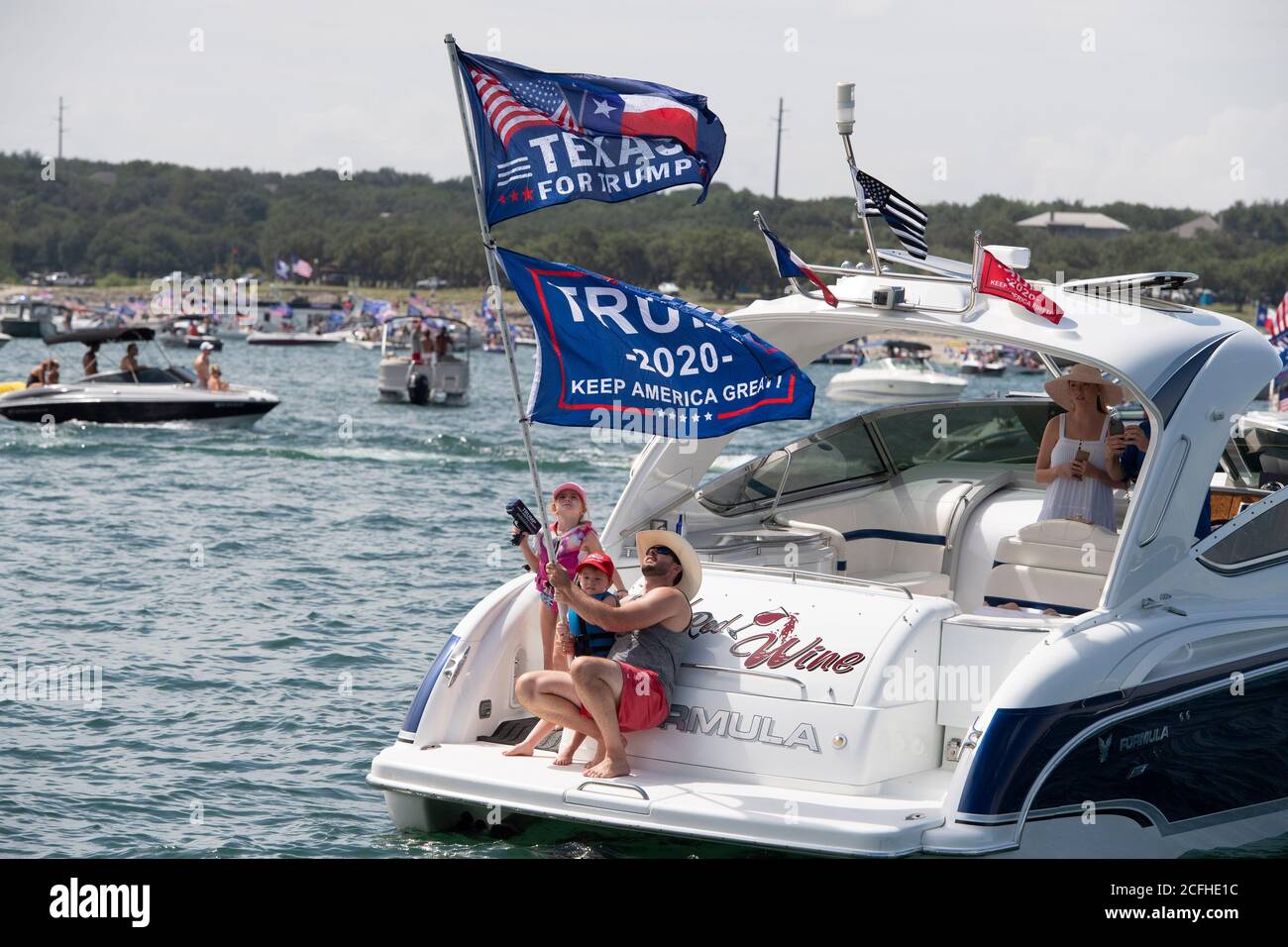 Lakeway, Texas USA 5 septembre 2020 : un défilé de bateaux pour montrer son soutien à la presse américaine Donald Trump a attiré des centaines de motomarines de toutes tailles, la plupart volant de plusieurs drapeaux de Trump. Plusieurs bateaux ont été submergés ou coulés dans les immenses vagues qui ont été piétinées par les sillages de la flottille, mais aucune blessure n'a été signalée. Crédit : ©Bob Daemmrich/Alamy Live News Banque D'Images