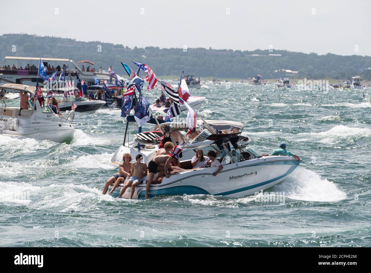 Lakeway, Texas USA 5 septembre 2020 : un défilé de bateaux pour montrer son soutien à la presse américaine Donald Trump a attiré des centaines de motomarines de toutes tailles, la plupart volant de plusieurs drapeaux de Trump. Plusieurs bateaux ont été submergés dans les énormes ébarges qui ont été piétinés par la flottille, mais aucune blessure n'a été signalée. Crédit : ©Bob Daemmrich/Alamy Live News Banque D'Images