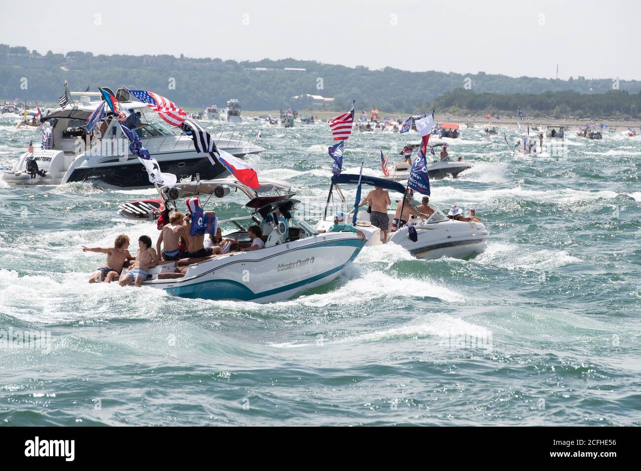 Lakeway, Texas USA 5 septembre 2020 : un défilé de bateaux pour montrer son soutien à la presse américaine Donald Trump a attiré des centaines de motomarines de toutes tailles, la plupart volant de plusieurs drapeaux de Trump. Plusieurs bateaux ont été submergés dans les énormes ébarges qui ont été piétinés par la flottille, mais aucune blessure n'a été signalée. Crédit : ©Bob Daemmrich/Alamy Live News Banque D'Images