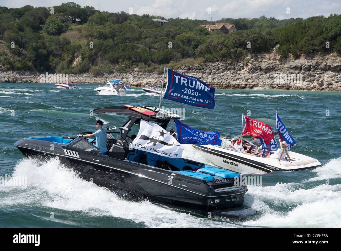 Lakeway, Texas USA 5 septembre 2020 : un défilé de bateaux pour montrer son soutien à la presse américaine Donald Trump a attiré des centaines de motomarines de toutes tailles, la plupart volant de plusieurs drapeaux de Trump. Plusieurs bateaux ont été submergés dans les énormes ébarges qui ont été piétinés par la flottille, mais aucune blessure n'a été signalée. Crédit : ©Bob Daemmrich/Alamy Live News Banque D'Images