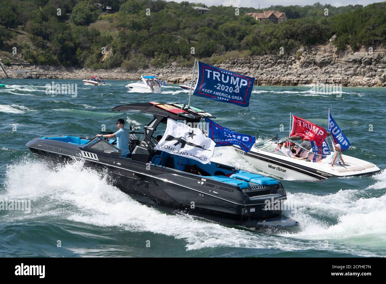 Lakeway, Texas USA 5 septembre 2020 : un défilé de bateaux pour montrer son soutien à la presse américaine Donald Trump a attiré des centaines de motomarines de toutes tailles, la plupart volant de plusieurs drapeaux de Trump. Plusieurs bateaux ont été submergés dans les énormes ébarges qui ont été piétinés par la flottille, mais aucune blessure n'a été signalée. Crédit : ©Bob Daemmrich/Alamy Live News Banque D'Images