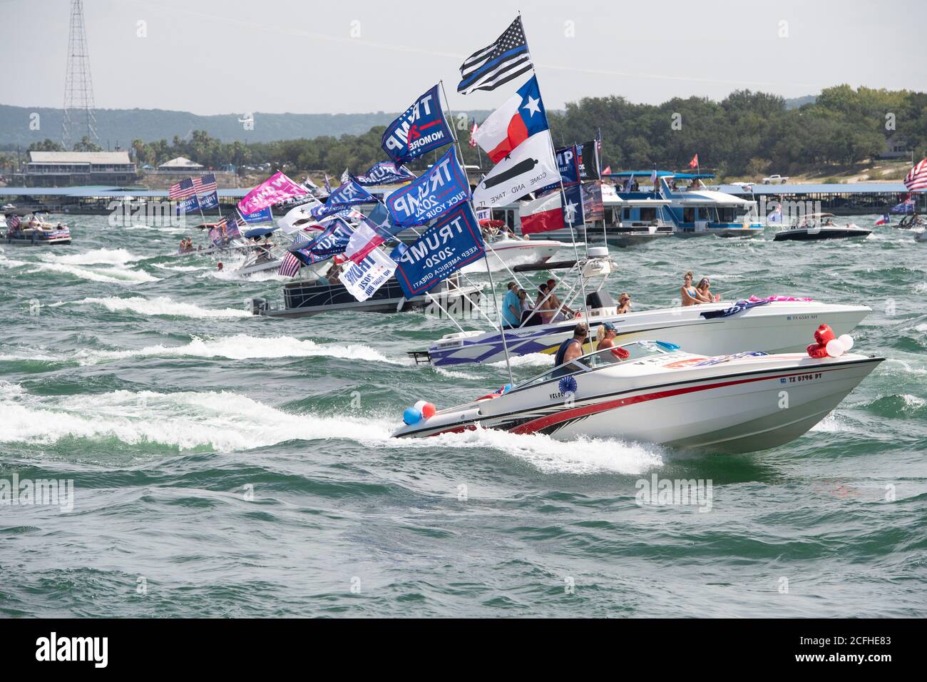 Lakeway, Texas USA 5 septembre 2020 : un défilé de bateaux pour montrer son soutien à la presse américaine Donald Trump a attiré des centaines de motomarines de toutes tailles, la plupart volant de plusieurs drapeaux de Trump. Plusieurs bateaux ont été submergés dans les énormes ébarges qui ont été piétinés par la flottille, mais aucune blessure n'a été signalée. Crédit : ©Bob Daemmrich/Alamy Live News Banque D'Images