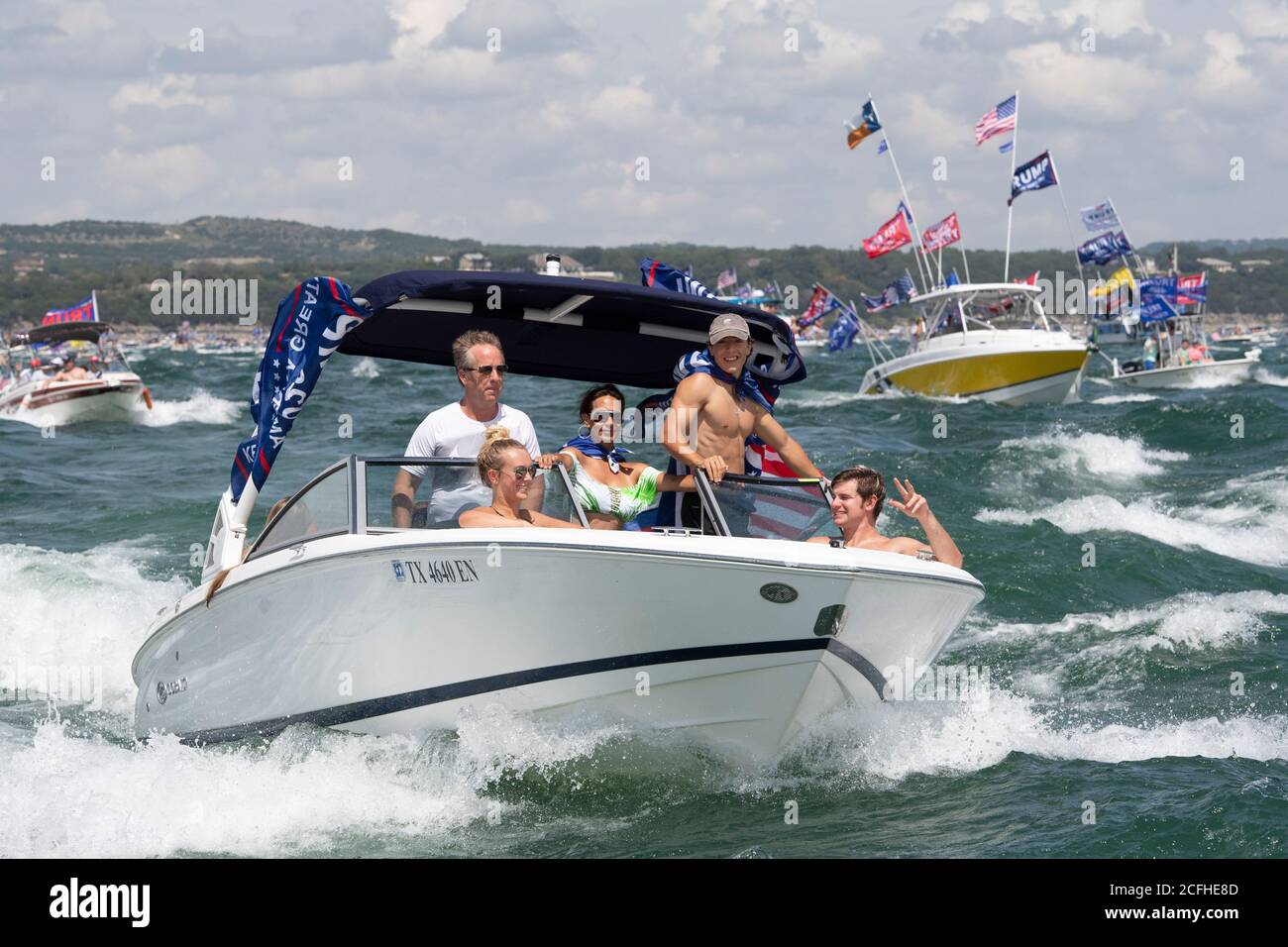 Lakeway, Texas USA 5 septembre 2020 : un défilé de bateaux pour montrer son soutien à la presse américaine Donald Trump a attiré des centaines de motomarines de toutes tailles, la plupart volant de plusieurs drapeaux de Trump. Plusieurs bateaux ont été submergés dans les énormes ébarges qui ont été piétinés par la flottille, mais aucune blessure n'a été signalée. Crédit : ©Bob Daemmrich/Alamy Live News Banque D'Images