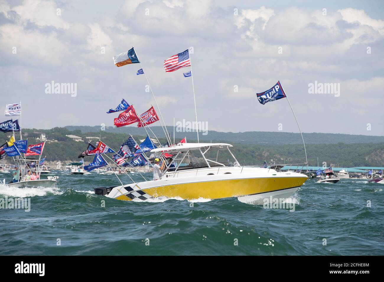 Lakeway, Texas USA 5 septembre 2020 : un défilé de bateaux pour montrer son soutien à la presse américaine Donald Trump a attiré des centaines de motomarines de toutes tailles, la plupart volant de plusieurs drapeaux de Trump. Plusieurs bateaux ont été submergés dans les énormes ébarges qui ont été piétinés par la flottille, mais aucune blessure n'a été signalée. Crédit : ©Bob Daemmrich/Alamy Live News Banque D'Images