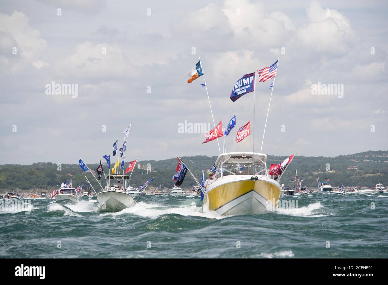 Lakeway, Texas USA 5 septembre 2020 : un défilé de bateaux pour montrer son soutien à la presse américaine Donald Trump a attiré des centaines de motomarines de toutes tailles, la plupart volant de plusieurs drapeaux de Trump. Plusieurs bateaux ont été submergés dans les énormes ébarges qui ont été piétinés par la flottille, mais aucune blessure n'a été signalée. Crédit : ©Bob Daemmrich/Alamy Live News Banque D'Images