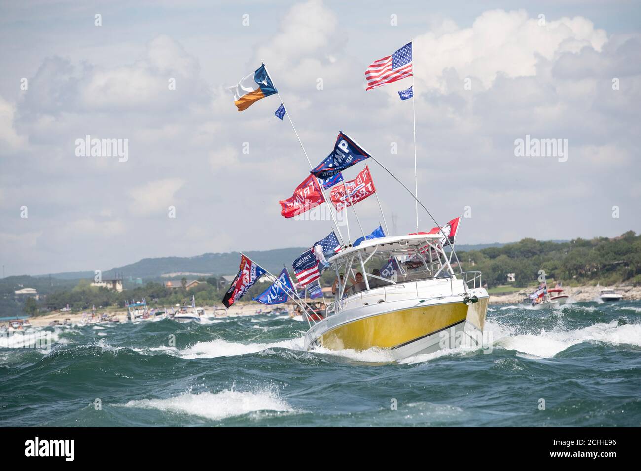 Lakeway, Texas USA 5 septembre 2020 : un défilé de bateaux pour montrer son soutien à la presse américaine Donald Trump a attiré des centaines de motomarines de toutes tailles, la plupart volant de plusieurs drapeaux de Trump. Plusieurs bateaux ont été submergés dans les énormes ébarges qui ont été piétinés par la flottille, mais aucune blessure n'a été signalée. Crédit : ©Bob Daemmrich/Alamy Live News Banque D'Images