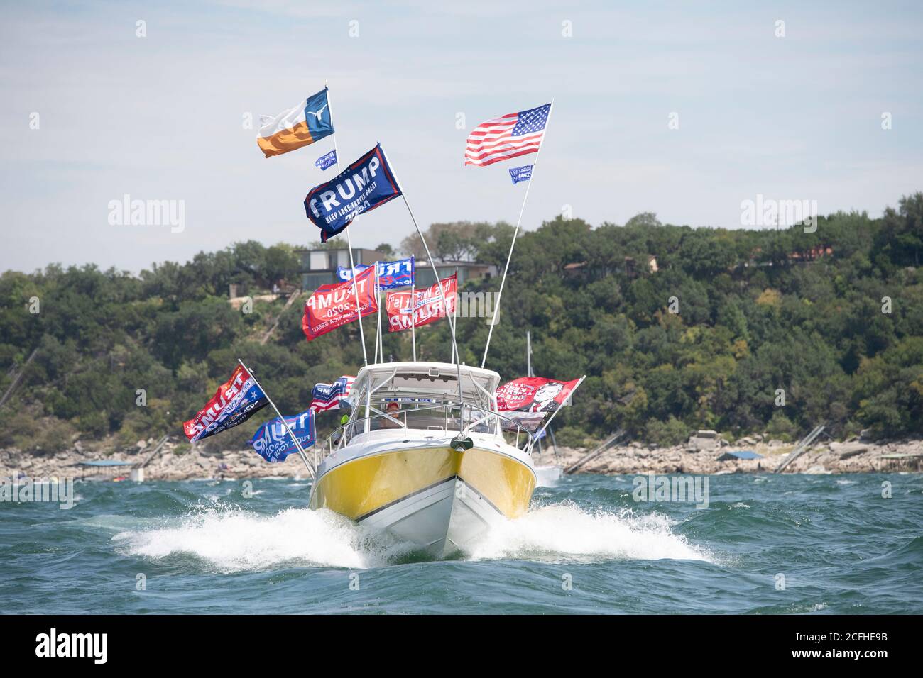 Lakeway, Texas USA 5 septembre 2020 : un défilé de bateaux pour montrer son soutien à la presse américaine Donald Trump a attiré des centaines de motomarines de toutes tailles, la plupart volant de plusieurs drapeaux de Trump. Plusieurs bateaux ont été submergés dans les immenses vagues qui ont été piétinées par les sillages de la flottille, mais aucune blessure n'a été signalée. Crédit : ©Bob Daemmrich/Alamy Live News Banque D'Images