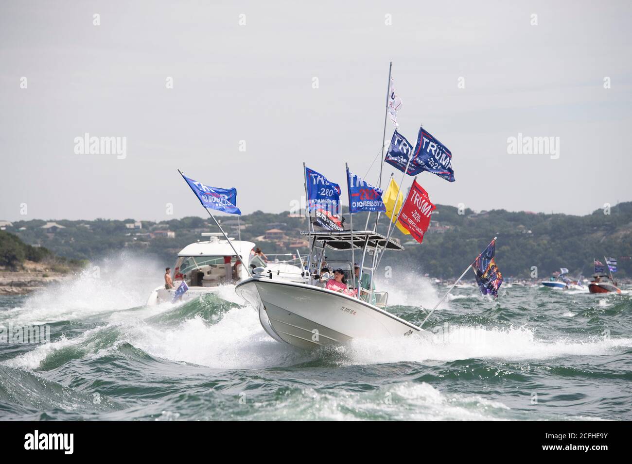 Lakeway, Texas USA 5 septembre 2020 : un défilé de bateaux pour montrer son soutien à la presse américaine Donald Trump a attiré des centaines de motomarines de toutes tailles, la plupart volant de plusieurs drapeaux de Trump. Plusieurs bateaux ont été submergés dans les énormes ébarges qui ont été piétinés par la flottille, mais aucune blessure n'a été signalée. Crédit : ©Bob Daemmrich/Alamy Live News Banque D'Images