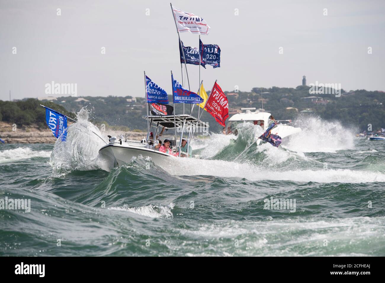 Lakeway, Texas États-Unis 5 septembre 2020 : les drapeaux de Trump volent à travers des vagues extrêmement lourdes remuées par des bateaux à proximité lors d'une parade de bateau pour montrer le soutien à l'US Presd Donald Trump. Le week-end de la fête du travail sur un lac du Texas central a attiré des centaines de motomarines de toutes tailles. Plusieurs bateaux ont été submergés dans les énormes ébarges qui ont été piétinés par la flottille, mais aucune blessure n'a été signalée. Crédit : ©Bob Daemmrich/Alamy Live News Banque D'Images