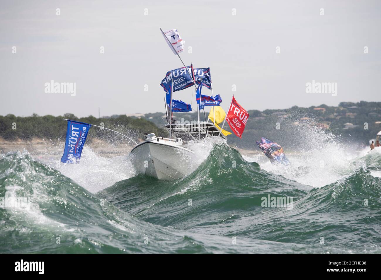 Lakeway, Texas États-Unis 5 septembre 2020 : les drapeaux de Trump volent à travers des vagues extrêmement lourdes remuées par des bateaux à proximité lors d'une parade de bateau pour montrer le soutien à l'US Presd Donald Trump. Le week-end de la fête du travail sur un lac du Texas central a attiré des centaines de motomarines de toutes tailles. Plusieurs bateaux ont été submergés dans les énormes ébarges qui ont été piétinés par la flottille, mais aucune blessure n'a été signalée. Crédit : ©Bob Daemmrich/Alamy Live News Banque D'Images