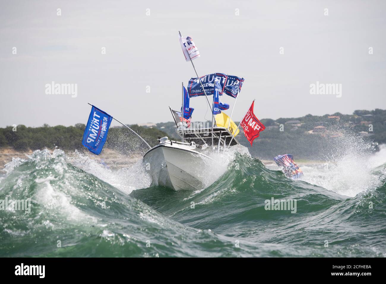 Lakeway, Texas États-Unis 5 septembre 2020 : les drapeaux de Trump volent à travers des vagues extrêmement lourdes remuées par des bateaux à proximité lors d'une parade de bateau pour montrer le soutien à l'US Presd Donald Trump. Le week-end de la fête du travail sur un lac du Texas central a attiré des centaines de motomarines de toutes tailles. Plusieurs bateaux ont été submergés dans les énormes ébarges qui ont été piétinés par la flottille, mais aucune blessure n'a été signalée. Crédit : ©Bob Daemmrich/Alamy Live News Banque D'Images