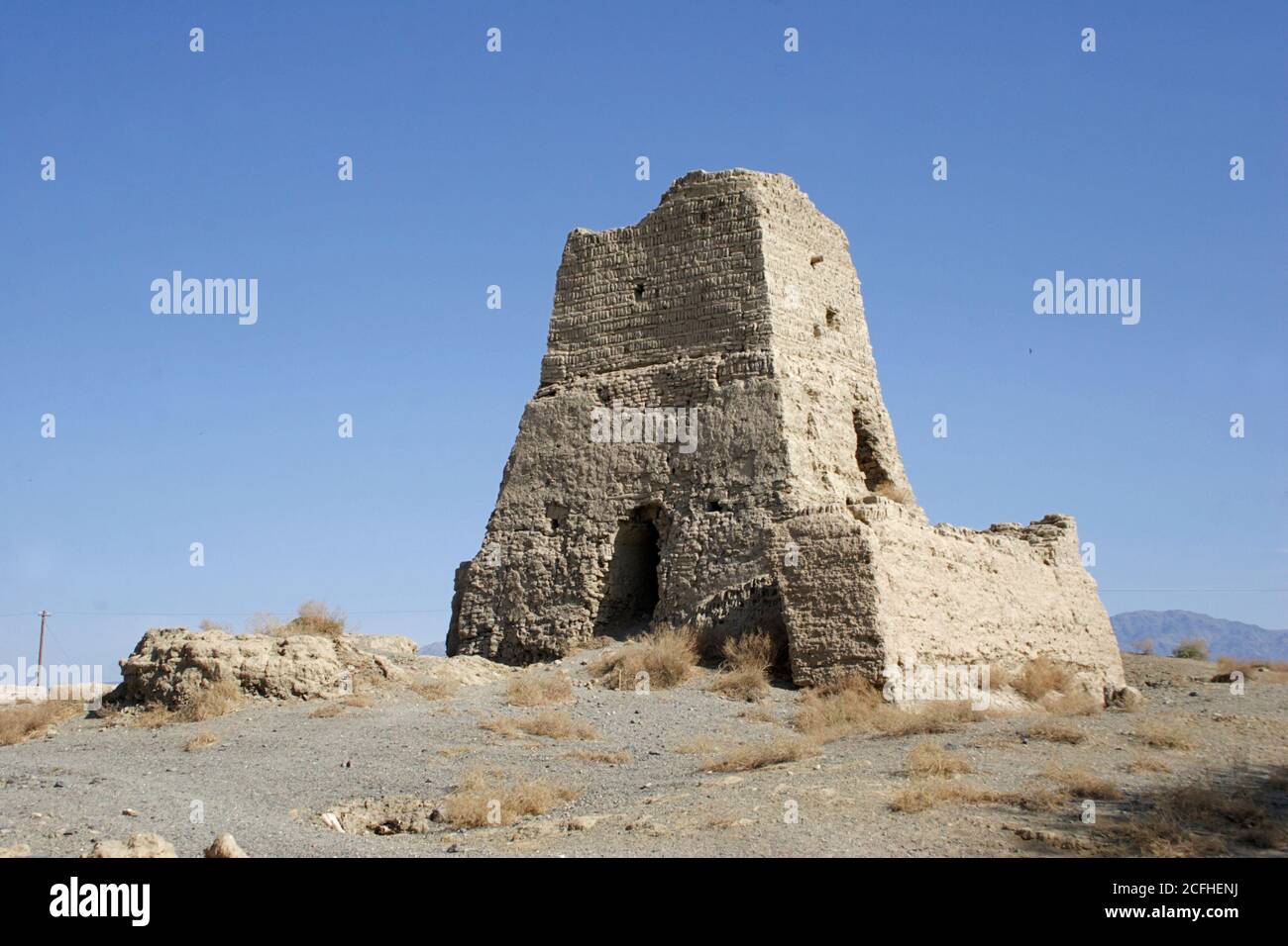 Tour de guet en ruine à oasis le long de la route de la soie, près de Hami, province du Xinjiang, Chine 10 mai 2005 Banque D'Images