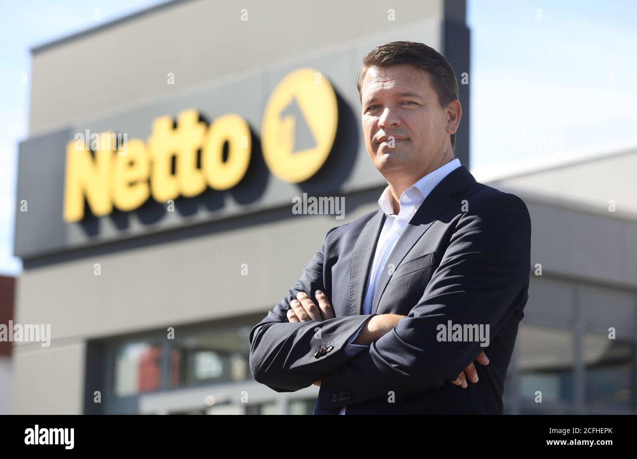 03 septembre 2020, Mecklembourg-Poméranie occidentale, Malchin : Directeur général Ingo Panknin de la chaîne de distribution Netto APS & Co. KG se dresse devant une succursale Netto à Malchin. La première succursale a ouvert il y a 30 ans à Vorpommern. En attendant, l'entreprise est l'une des plus importantes du nord-est de l'Allemagne avec environ 6000 employés. Jusqu'à présent, l'escompteur a été représenté 112 fois dans le Land de Mecklembourg-Poméranie occidentale, 143 fois à Berlin et dans le Land de Brandebourg ainsi qu'en Saxe, Saxe-Anhalt, Basse-Saxe, Hambourg et Schleswig-Holstein. (À dpa, seule la chaîne de distribution MV veut se développer - Corona Banque D'Images