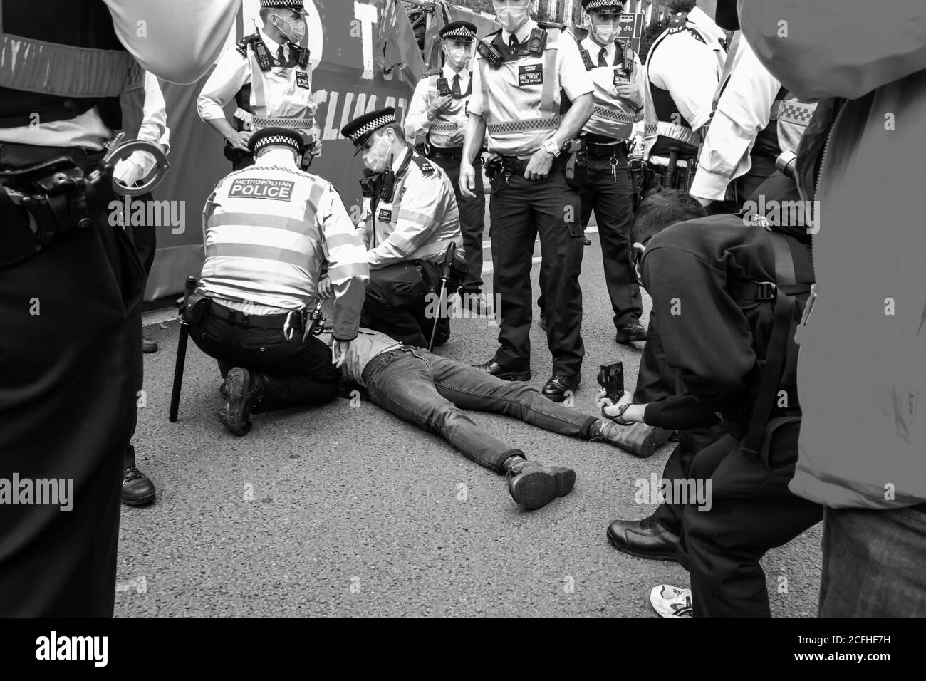 KENNINGTON, LONDRES/ANGLETERRE - 5 septembre 2020 : arrestation du manifestant de la rébellion de l'extinction lors de la manifestation du « vaisseau lumineux Greta » Banque D'Images