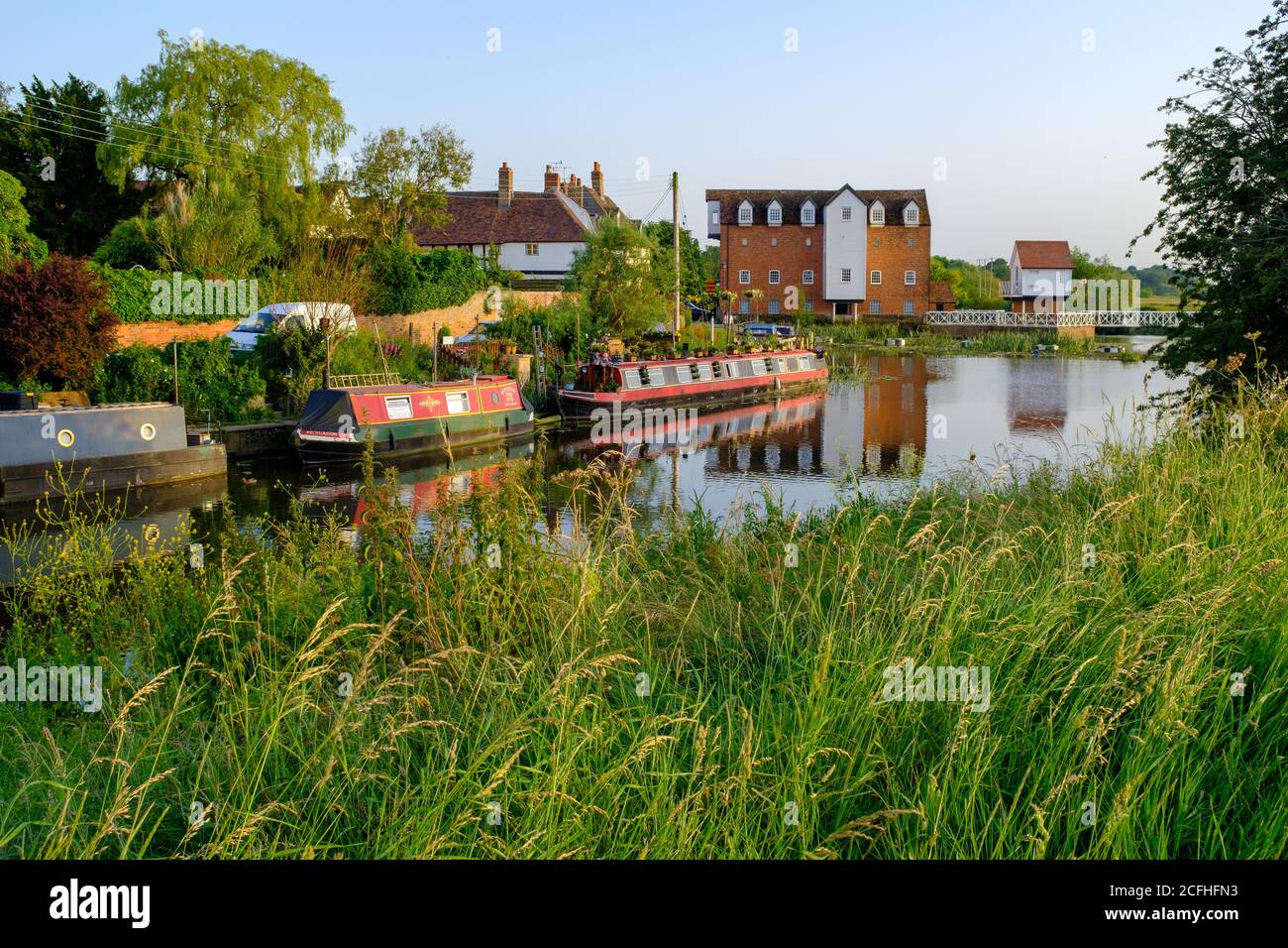Canots à canots (Narrowboats) sur la rivière Avon lors d'une soirée en milieu d'été, Tewkesbury, Angleterre Banque D'Images