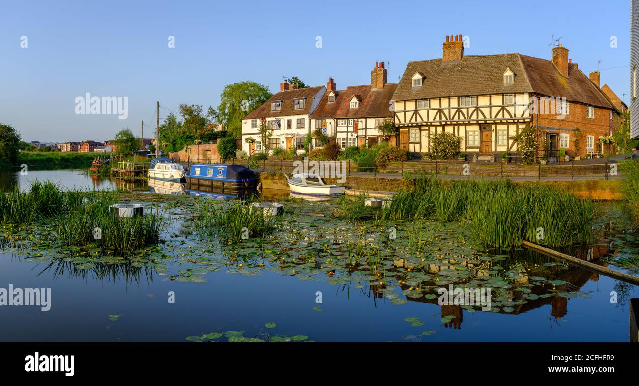 Canots à canots (Narrowboats) sur la rivière Avon lors d'une soirée en milieu d'été, Tewkesbury, Angleterre Banque D'Images