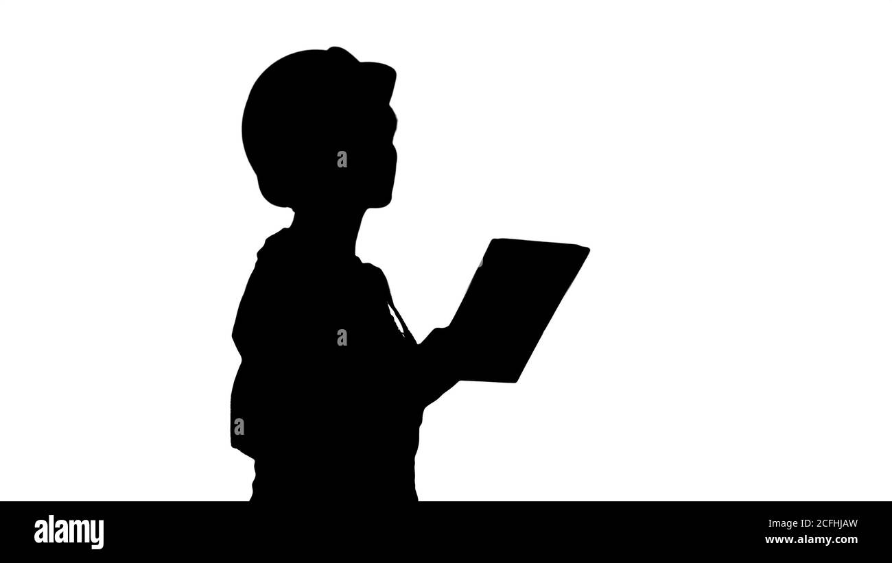 Silhouette Femme ingénieur de construction regardant la tablette et l'objet de contrôle. Banque D'Images