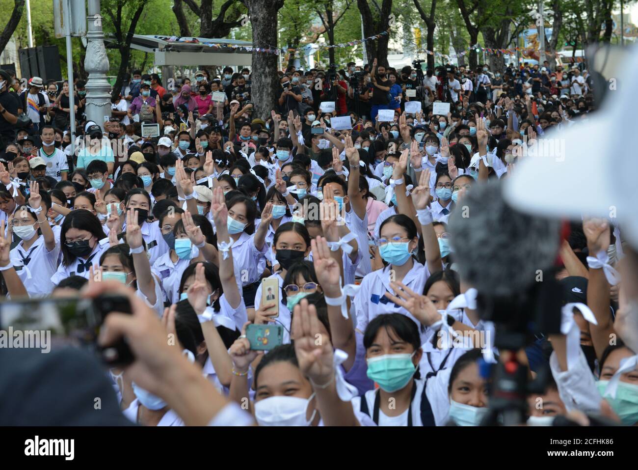 Bangkok, Thaïlande. Le 05septembre 2020. Les élèves saluant trois doigts, symbole de l'appel à la démocratie en Thaïlande devant le Ministère de l'éducation, à Bangkok, le 5 septembre 2020. (Photo de Teera Noisakran/Pacific Press) Credit: Pacific Press Media production Corp./Alay Live News Banque D'Images