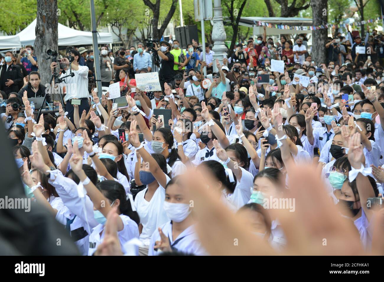 Bangkok, Thaïlande. Le 05septembre 2020. Les élèves saluant trois doigts, symbole de l'appel à la démocratie en Thaïlande devant le Ministère de l'éducation, à Bangkok, le 5 septembre 2020. (Photo de Teera Noisakran/Pacific Press) Credit: Pacific Press Media production Corp./Alay Live News Banque D'Images