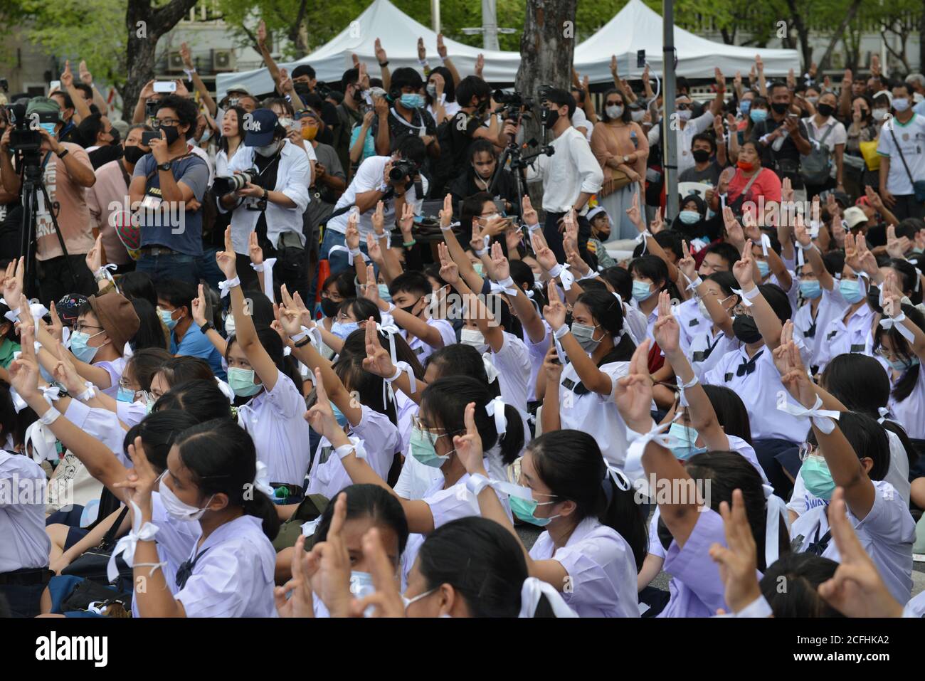 Bangkok, Thaïlande. Le 05septembre 2020. Les élèves saluant trois doigts, symbole de l'appel à la démocratie en Thaïlande devant le Ministère de l'éducation, à Bangkok, le 5 septembre 2020. (Photo de Teera Noisakran/Pacific Press) Credit: Pacific Press Media production Corp./Alay Live News Banque D'Images