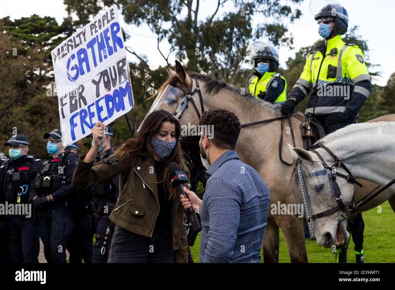 Melbourne, Australie, 5 septembre 2020. Une femme est interrogée par des médias flanqués de policiers lors de la manifestation de la liberté de Melbourne, Phillip Island circuit, Australie. Crédit : Dave Helison/Alamy Live News Banque D'Images