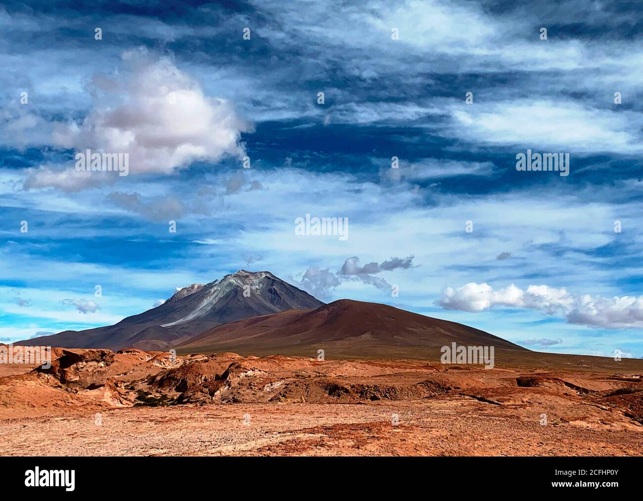 Vue panoramique sur le massif du stratovolcan Ollague à la frontière entre la Bolivie et le Chili. Paysage de montagne volcanique des Andes irréel dans la réserve andine. Banque D'Images