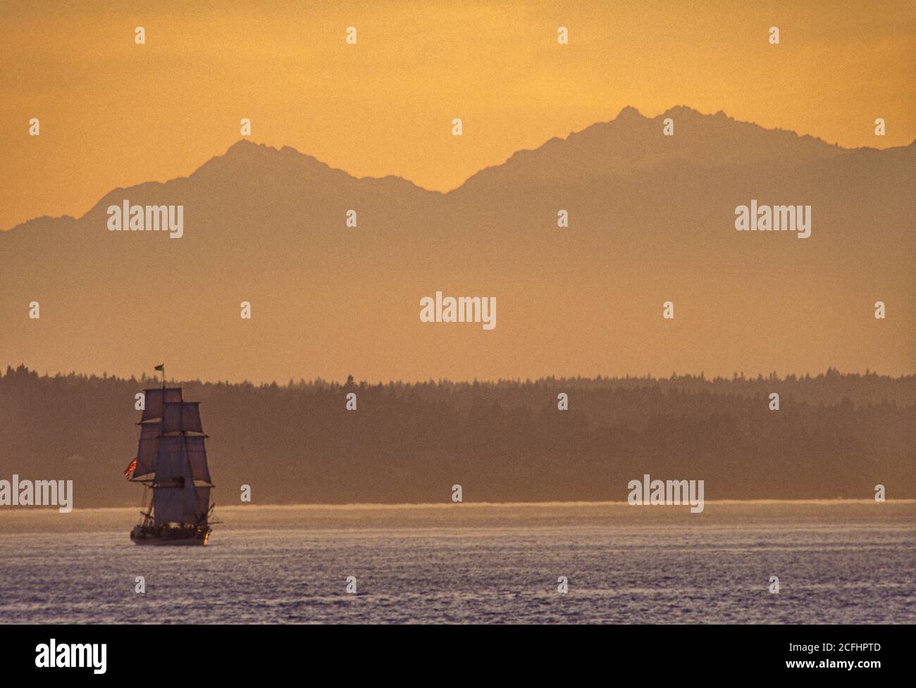 Goélette à plusieurs mâts, coucher de soleil, mer de Salish, montagnes olympiques, Seattle, Washington, États-Unis Banque D'Images