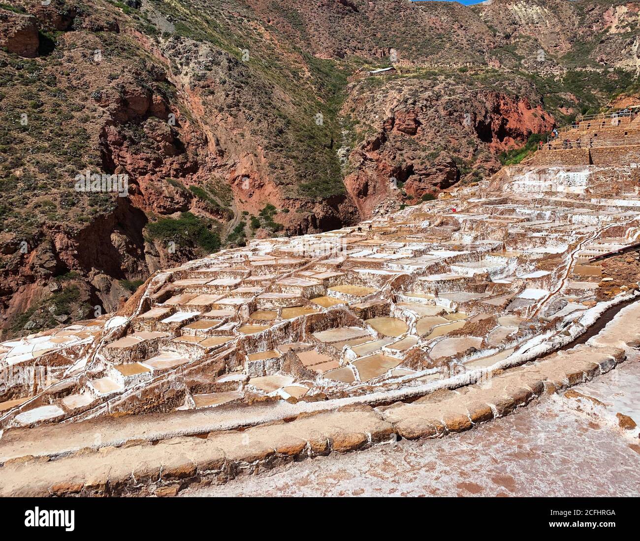 Anciennes mines de sel à Salineras de Maras, vallée sacrée, Pérou Banque D'Images