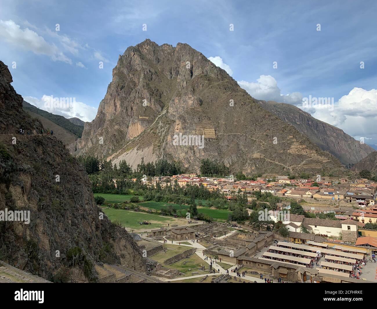 Ollantaytambo (Ollanta) petite ville de rues pavées et de bâtiments construits sur les fondations de la pierre inca, dans la Vallée Sacrée des Incas près de Cusco Banque D'Images
