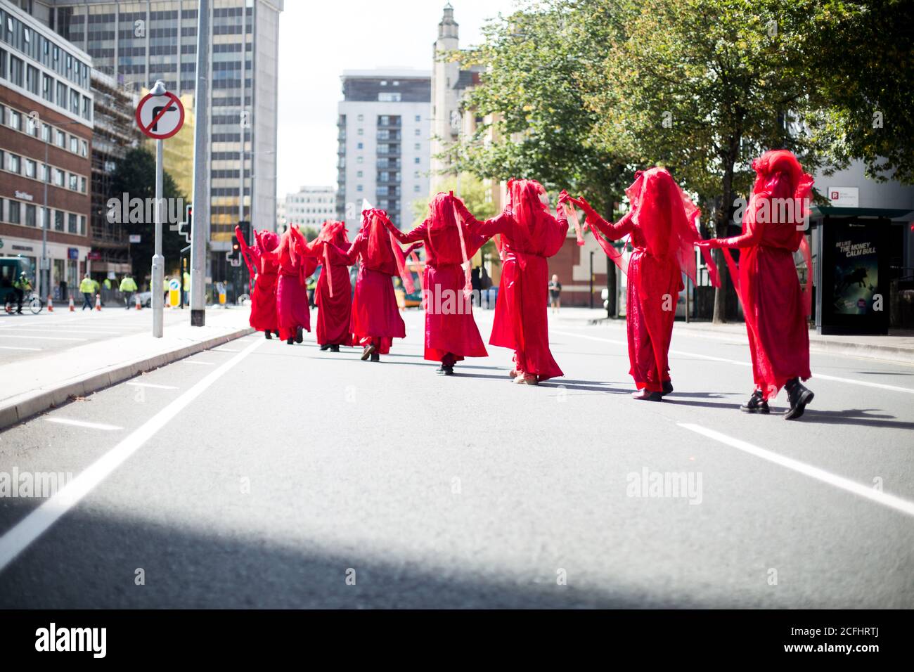 Red Maidens dans le cadre de l'extinction la rébellion proteste contre le changement climatique À Cardiff Banque D'Images