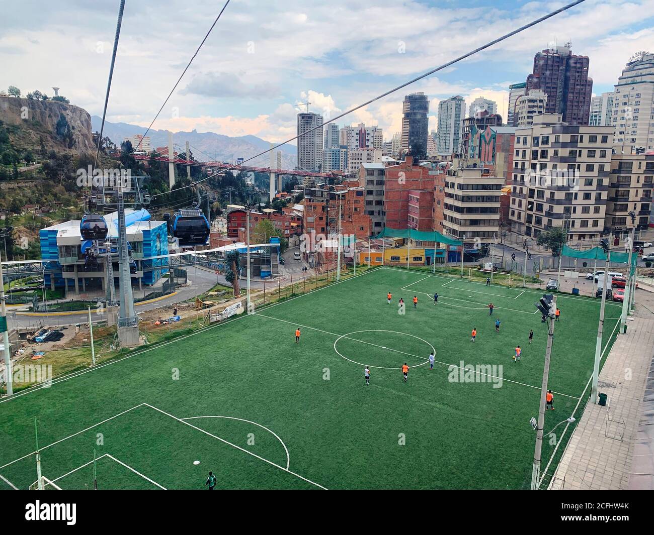 Vue aérienne sur la ville de Laz Paz, capitale de la Bolivie. Transport par téléphérique. Paysage urbain pittoresque de la ville bolivienne. Football sur le stade. Banque D'Images