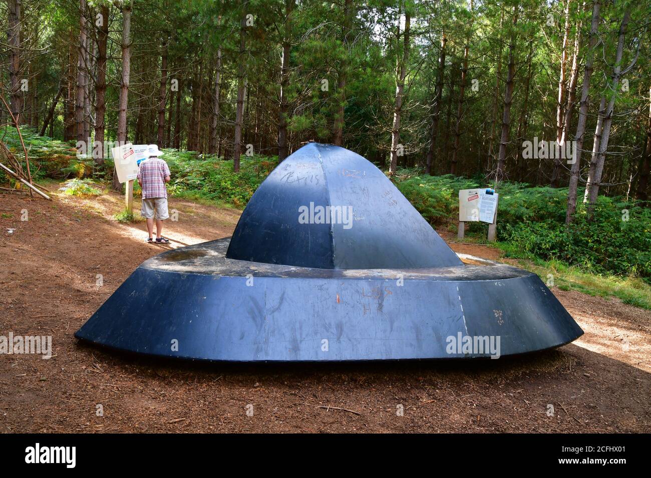 Soucoupe volante sur le sentier des OVNIS dans la forêt de Rendlesham, Suffolk, Royaume-Uni Banque D'Images