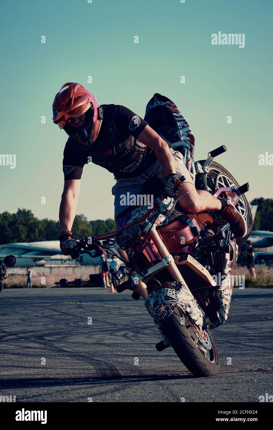 Moscou, Russie - septembre 2020 : moto rider fait un acrobatie sur sa moto. Motocycliste faisant de l'arrêt un stunt difficile et dangereux sur sa moto Banque D'Images