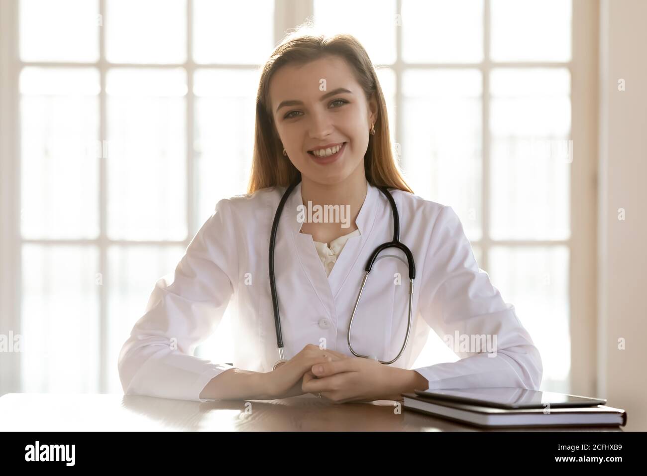 Tête portrait souriante jeune femme médecin regardant l'appareil photo Banque D'Images