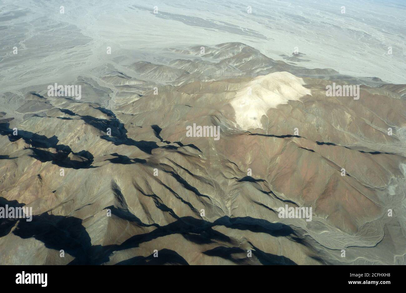 Vue aérienne sur le plateau du désert de Nazca avec des formations inhabituelles de montagnes des Andes dans la partie sud du Pérou, en Amérique du Sud. Banque D'Images