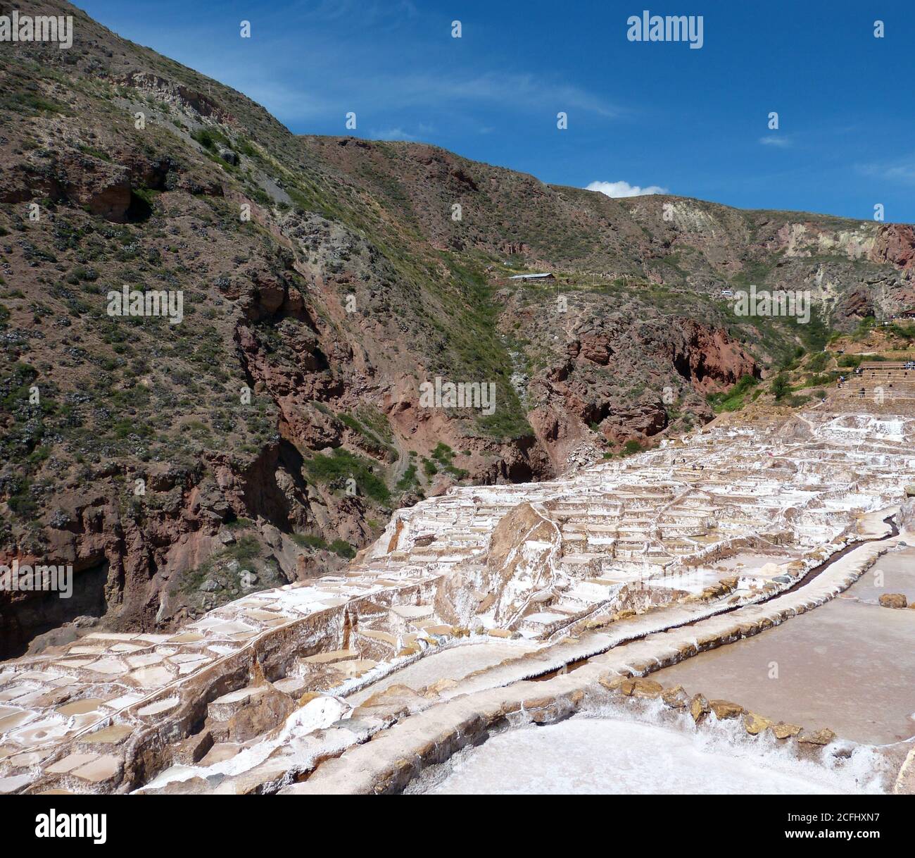 Salineras de Maras, Pérou. Anciennes mines de sel dans les Andes. Les Salinas de Maras sont situées dans la Vallée Sacrée des Incas. Des salées à la montagne de Qaquawinay. Banque D'Images