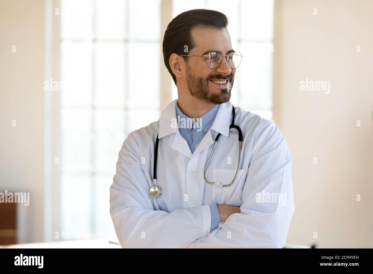 Souriant, jeune homme, médecin, portant des lunettes de vue de côté Banque D'Images