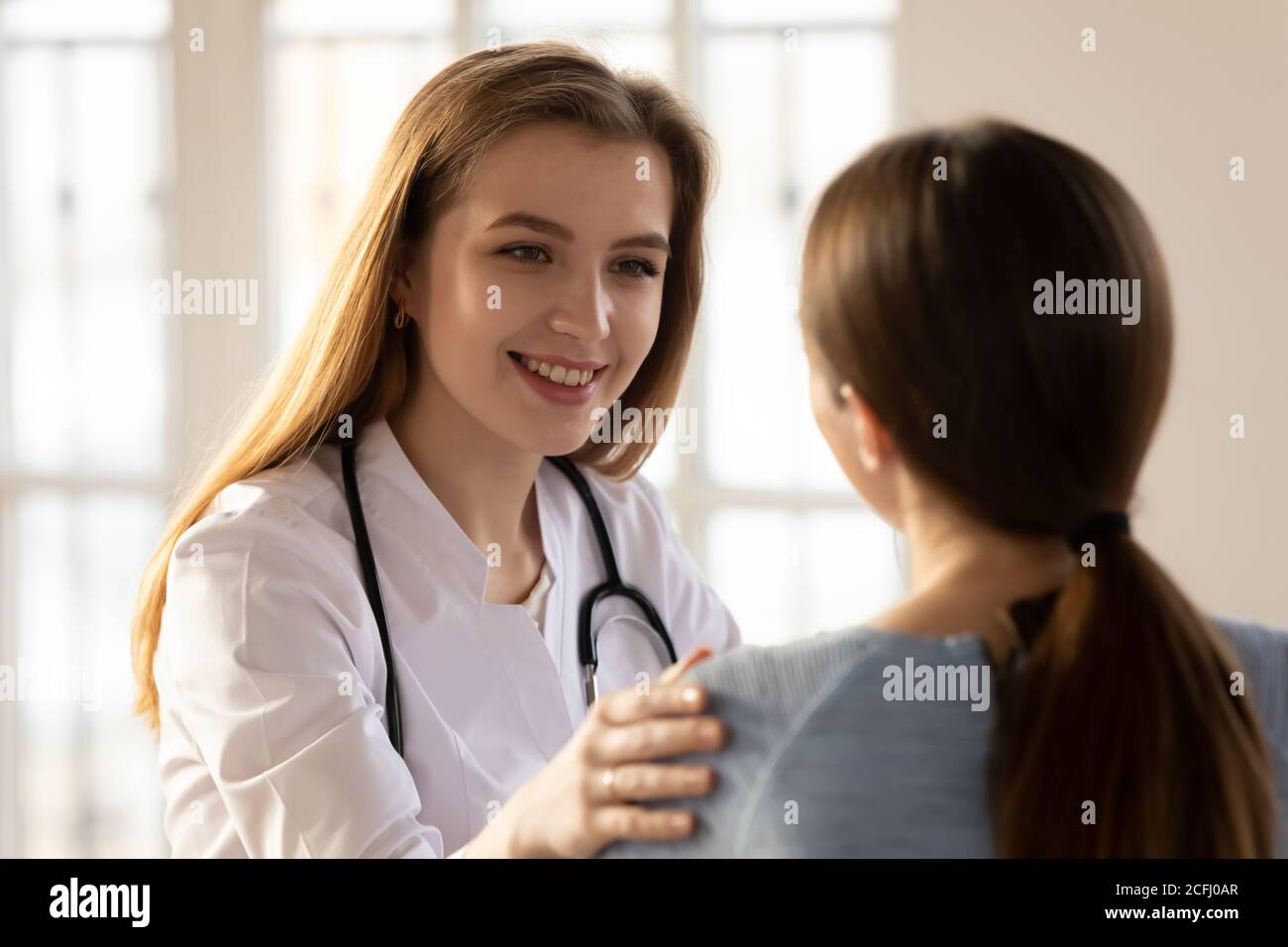 Un médecin souriant en gros plan félicite le patient avec de bons résultats de contrôle Banque D'Images