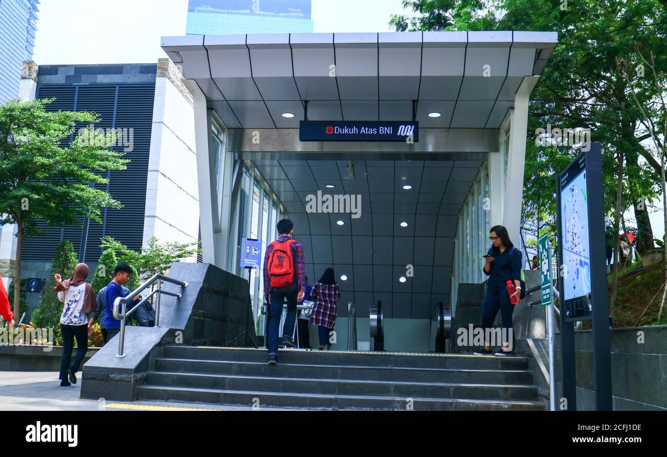Jakarta, Indonésie - 27 août 2019 : porte d'entrée de la station Dukuh Acas de Jakarta MRT. Banque D'Images