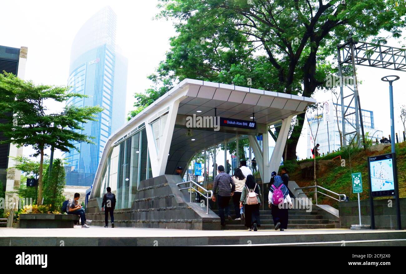 Jakarta, Indonésie - 28 août 2019 : les passagers entrent à la gare Dukuh Acas de Jakarta MRT (transport rapide de masse). Banque D'Images