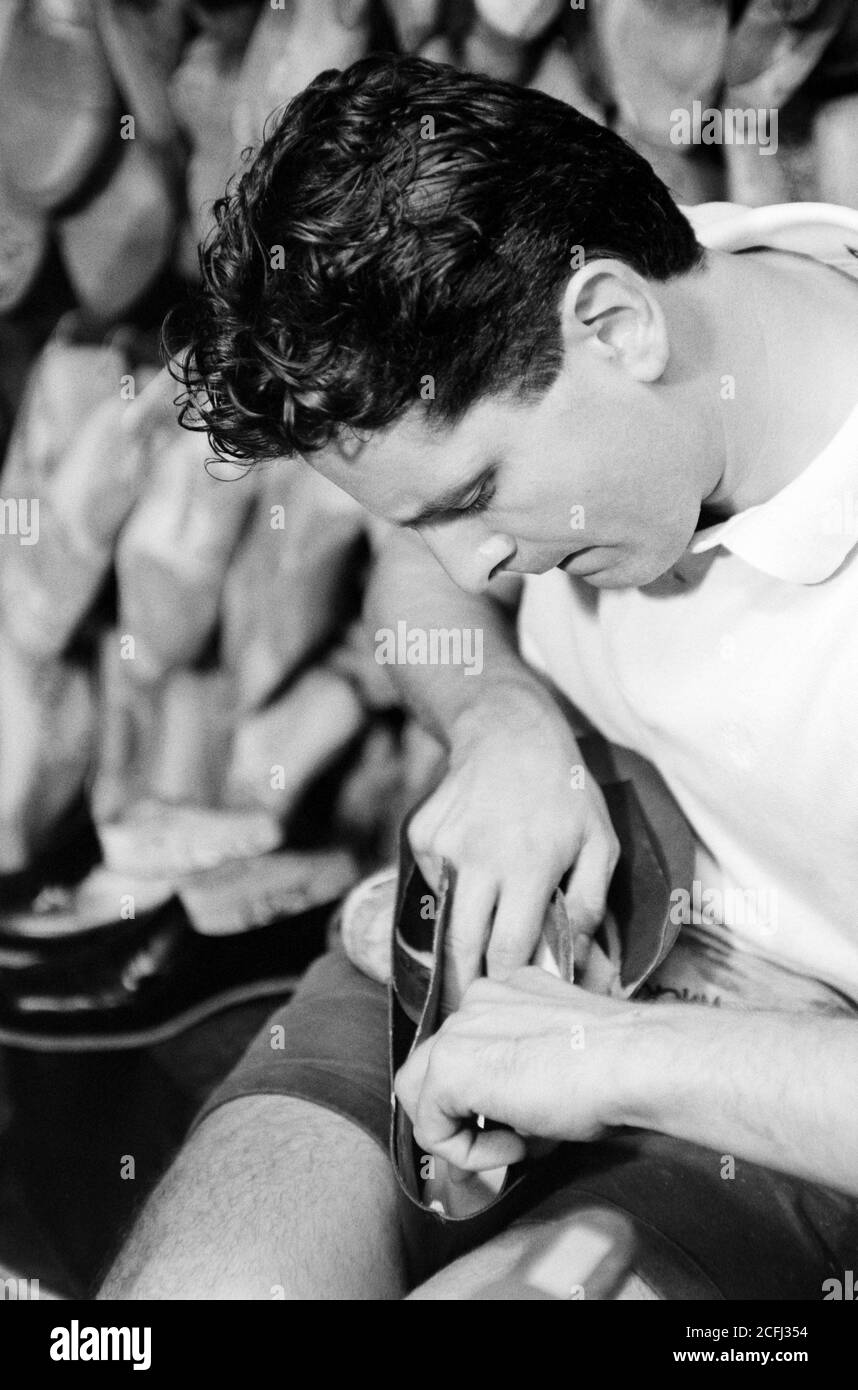 James Taylor et ses cordonniers, Paddington Street, Londres. Peter Scheigher apprenti cordonnier orthopédique. 30 juin 1992. Photo: Neil Turner Banque D'Images