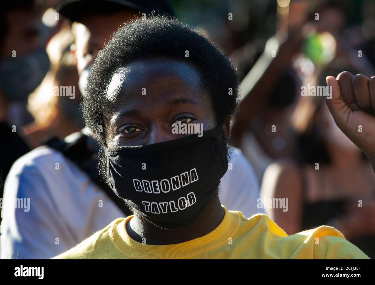 Boston, États-Unis. Le 05septembre 2020. Rassemblement pour Black Lives, Black Voices et Jacob Blake. Boston, ma, États-Unis. Place Copley. Plus de 500 personnes se sont rassemblées à Copley Square, en face de Trinity Church, dans le centre de Boston, le 5 septembre 2020 pour soutenir Black Lives Matter. La photo montre une femme noire portant un visage noir couvrant le nom de Breonna Taylor, Taylor était une femme noire de 26 ans, abattu par la police de Louisville, KY, en mars 2020. Credit: Chuck Nacke / Alamy Live News Banque D'Images